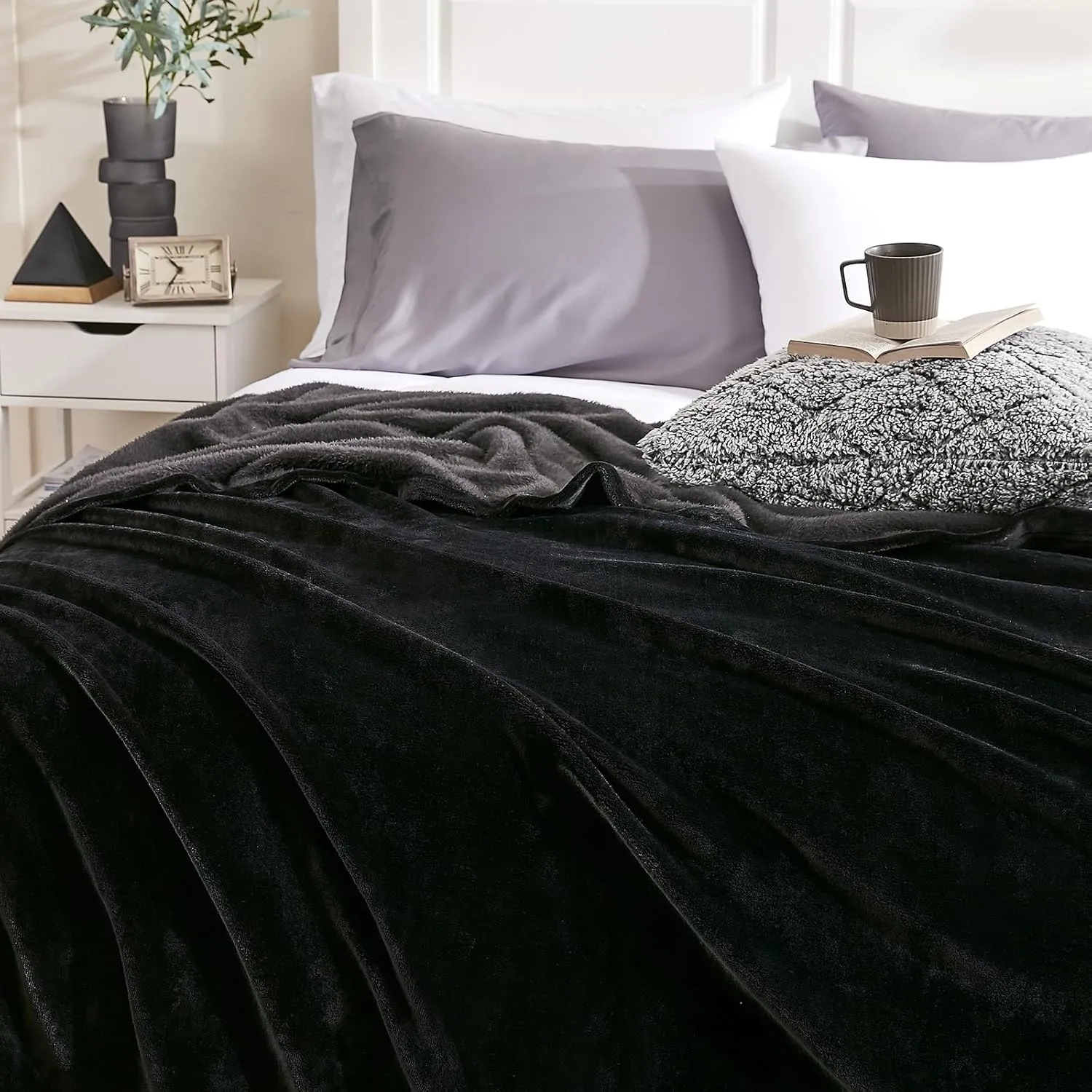 Hansleep Fleece Black Throw Blanket, Super Soft Flannel Fuzzy Plush Cozy Blanket for All Seasons, Black, Throw 50x60 Inches