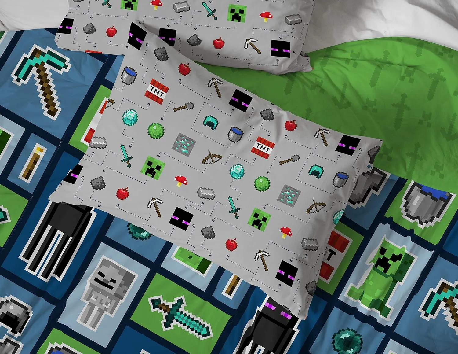 Jay Franco Minecraft Monster Hunters 5 Piece Queen Bed Set - Includes Reversible Comforter & Sheet Set - Bedding Features Creeper - Super Soft Fade Resistant Microfiber (Official Minecraft Product)